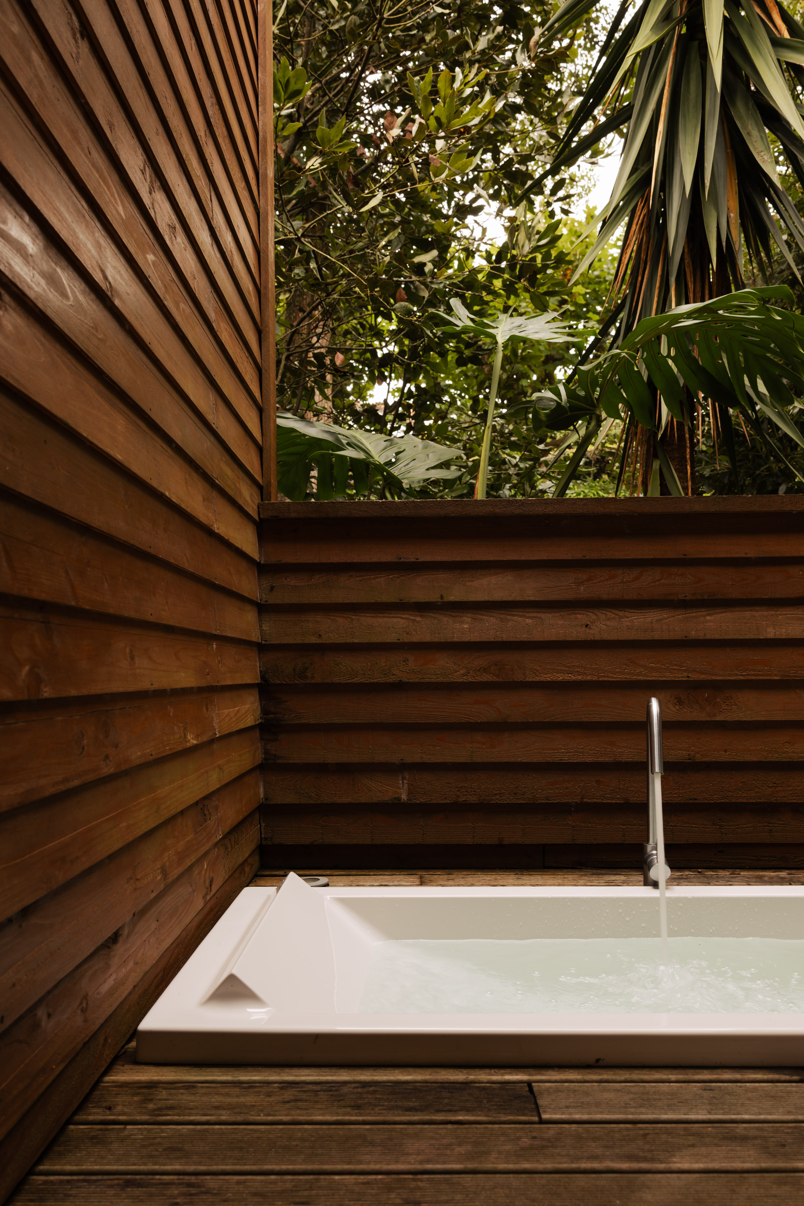 Tranquility Garden Lodge bathtub