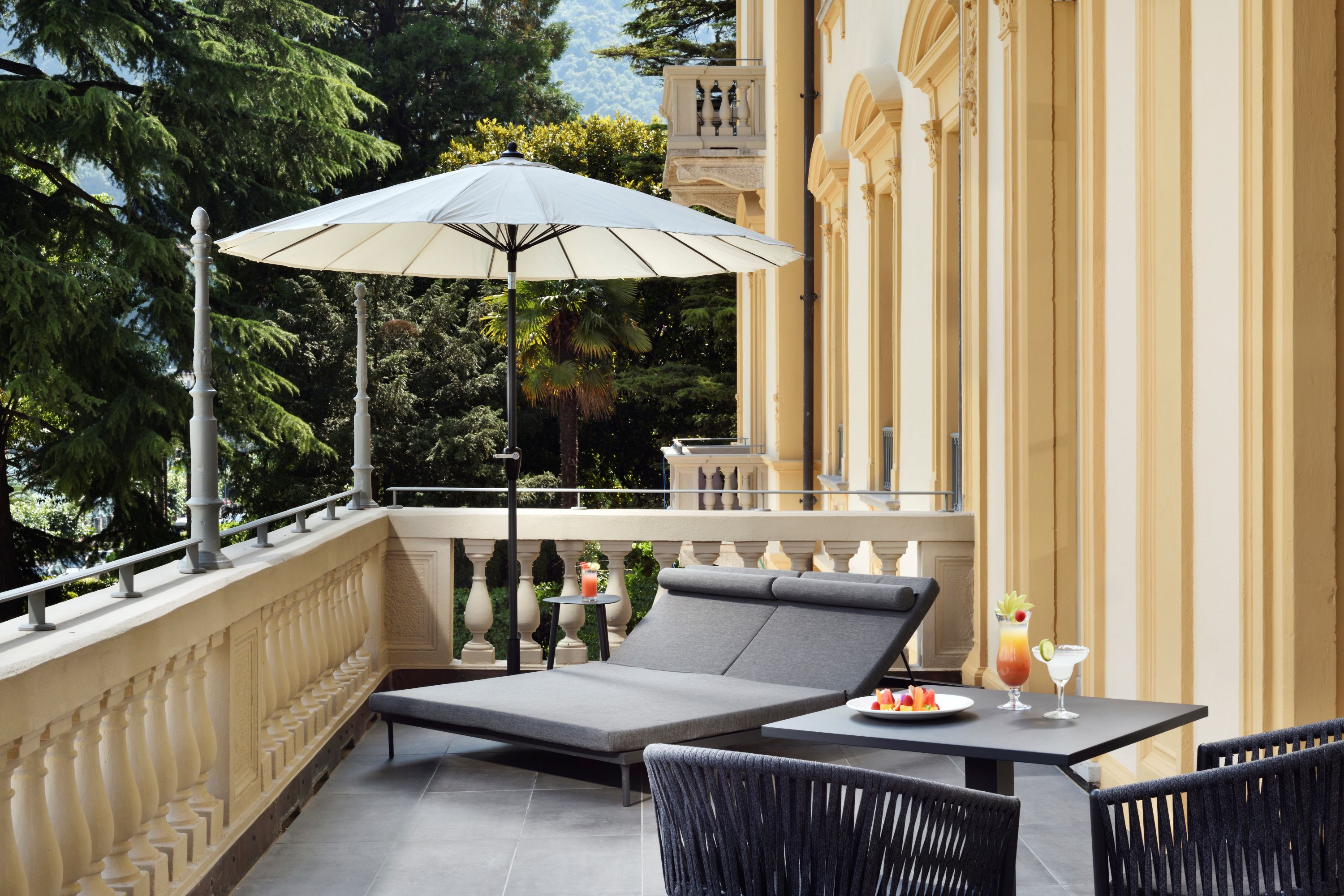 Suite with Terrace and Lake View
