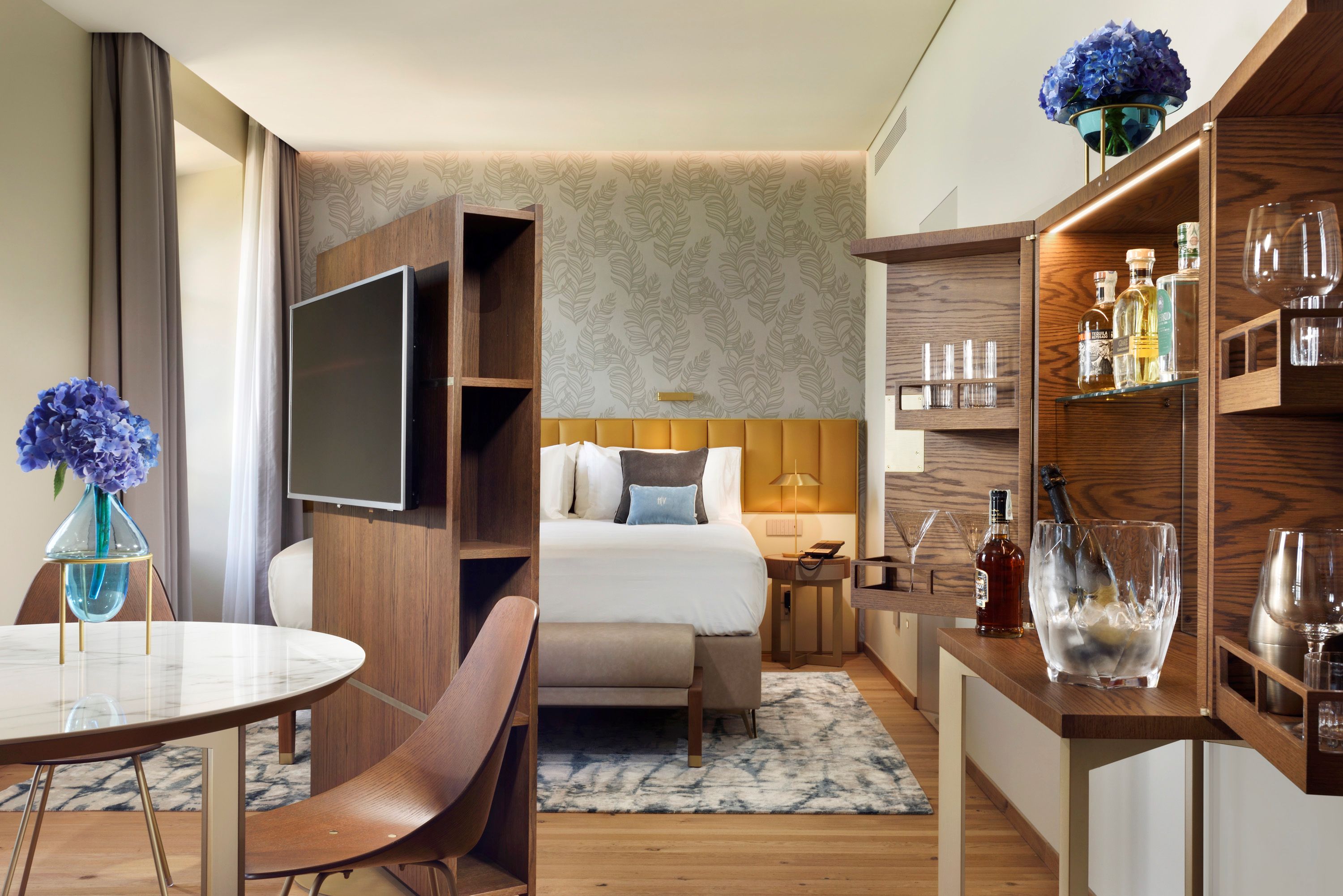 Suite with Terrace and Lake View
